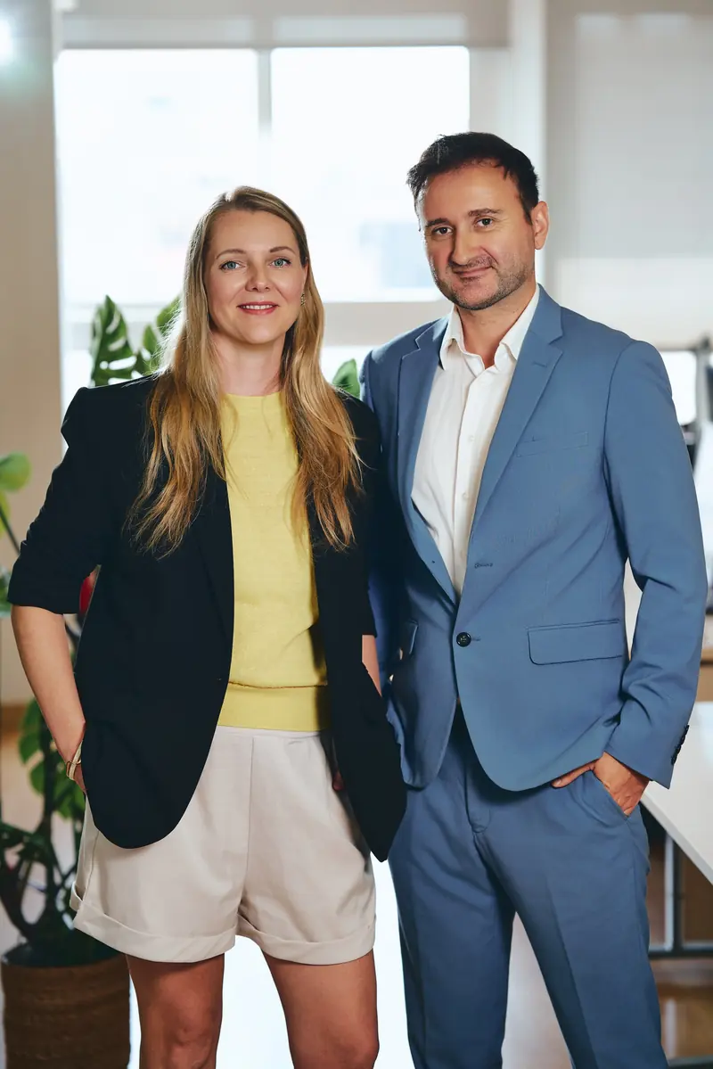 Manuel Riveiro y Olesya Franiel en la oficina de Barcelona